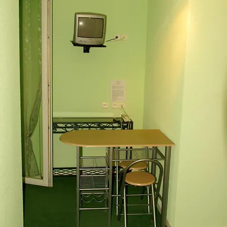 勒甘贝塔酒店 3* Carmaux